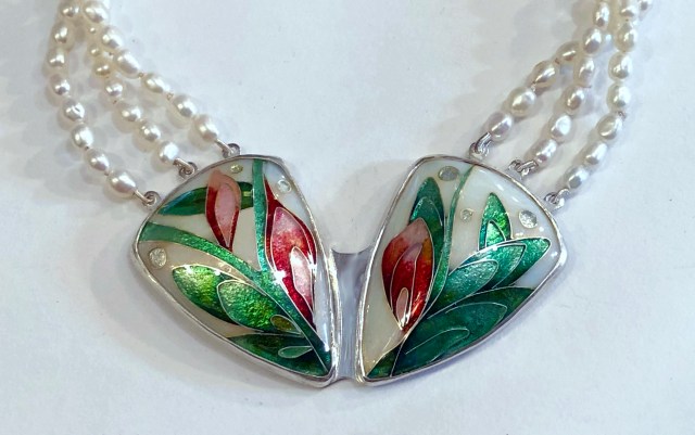 enamel neckalce with 3xpearls